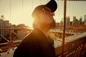 Robert Cichy zaprezentował "Piach i wiatr" - singiel ze swojej nadchodzącej płyty