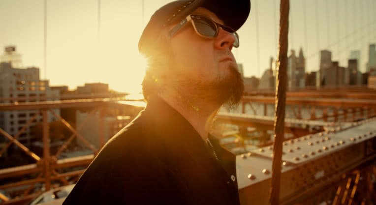 Robert Cichy zaprezentował "Piach i wiatr" - singiel ze swojej nadchodzącej płyty