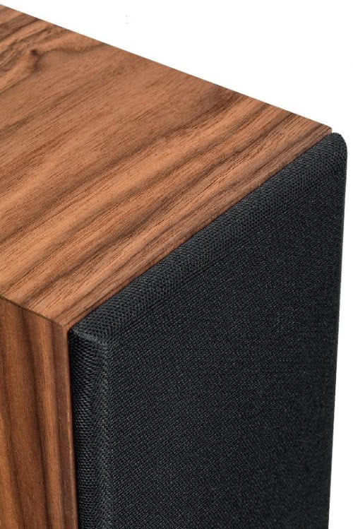 Speaker Box 10S2 uświadamia, że naturalny fornir to już luksus – tylko ta najmniejsza konstrukcja tego testu ma takie wykończenie obudowy. Orzech wygląda klasycznie i zawsze elegancko, a lakierowanie na wysoki połysk – właściwe dla poprzedniej wersji - już wychodzi z mody.