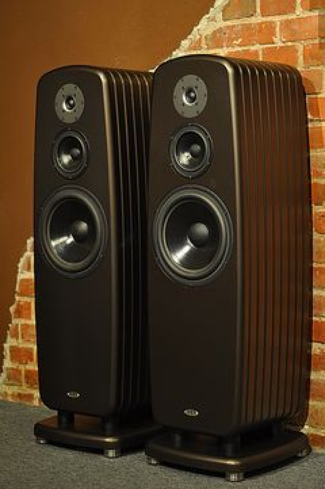 Nouveau 10 z manufaktury Art Loudspeakers w audio-connect