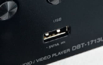 USB obsłuży pamięci pendrive i dyski twarde, pozostanie
tylko obojętny na "wdzięki" iPodów.