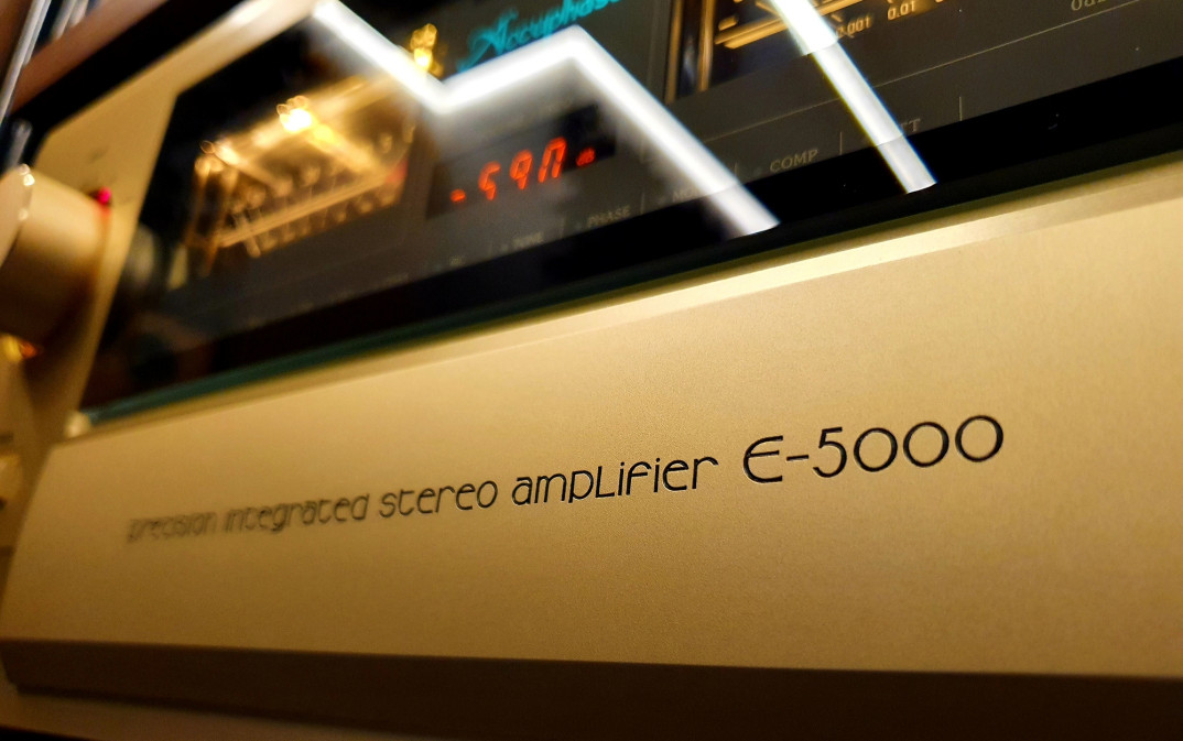 Prezentacja wzmacniacza zintegrowanego Accuphase E-5000 w salonie audioplaza.pl