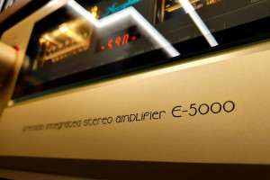 Prezentacja wzmacniacza zintegrowanego Accuphase E-5000 w salonie audioplaza.pl