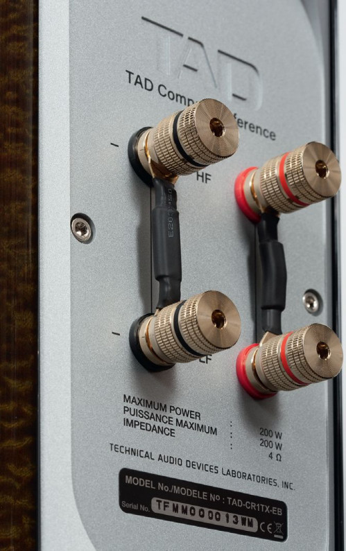 Panel podwójnego terminala przyłączeniowego to jednocześnie solidna baza filtrów sekcji średnio-wysokotonowej.