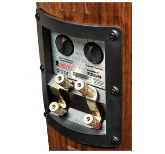 W oprawce podwójnego gniazda przyłączeniowego odnajdziemy jeszcze inne elementy wyposażenia - regulatory charakterystyki w zakresie niskich i wysokich częstotliwości. Regulator niskich jest dwupozycyjny, ale zakres zmian jest tutaj bardzo duży. Regulator wysokich jest pięciopozycyjny, lecz kroki są bardzo delikatne.