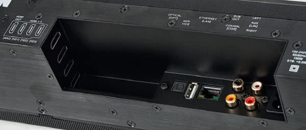Jest tutaj nie tylko komplet HDMI, ale także niespotykana w innych soundbarach analogowa para RCA.