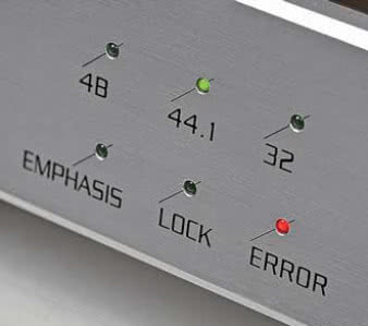 Parametry cyfrowego sygnału na wejściach
oraz poprawność pracy układów przetwornika
sygnalizują kolorowe diody.