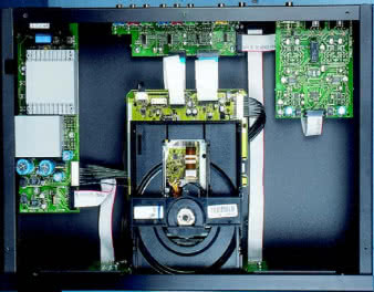 W module pod mechanizmem
znajduje się większość elektroniki
obrazu, dla układów audio zaprojektowano dodatkową płytkę
drukowaną.