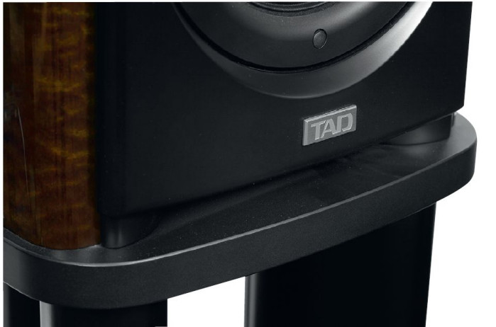 Wylot bas-refleksu jest szczeliną pomiędzy frontem a cokołem.