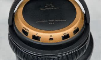 Gniazdo 3,5 mm, dość głęboko osadzone, wymaga
firmowego przewodu z dłuższym niż typowy,
"jackie" - lepiej go nie zgubić.