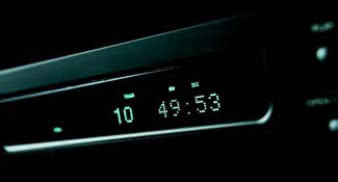 Wyświetlacz typu dot-matrix jest całkiem
czytelny, szkoda więc, że urządzenia nie
wyposażono w CD-Text.