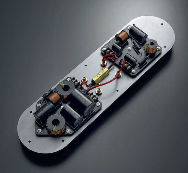 Zwrotnica została podzielona między płytki (drukowane) niezależne dla każdej sekcji.