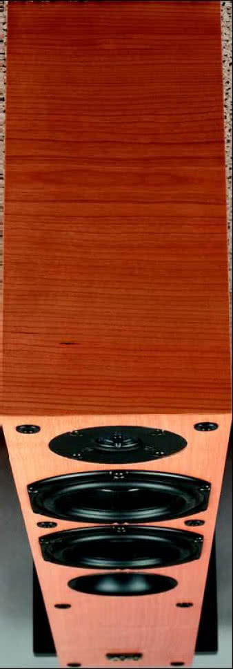 Głębokość wydaje się znaczna na tle szerokości,
ale faktycznie niewiele przekracza 30 cm.