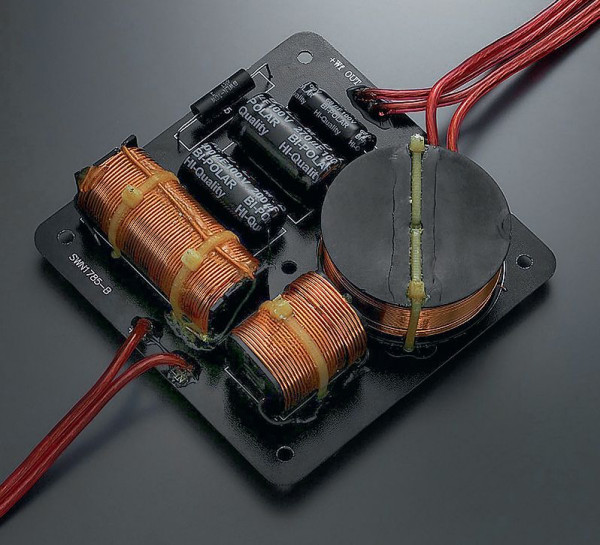 Filtr niskotonowego zainstalowano z dala od filtrów modułu koncentrycznego.