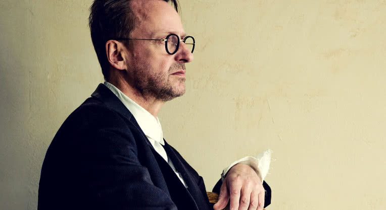 Mateusz Pospieszalski z nowym utworem "Mironczarnia". Niebawem premiera płyty z wierszami Białoszewskiego