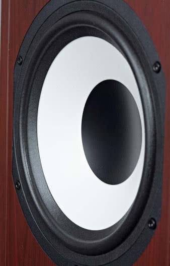 Membrana niskotonowego to nie tylko stożek
z białej twardej pianki - materiału od dawna
stosowanego przez Cabasse - ale też duża,
wklęsła, metalowa część centralna, usztywniająca
i dociążająca układ drgający.