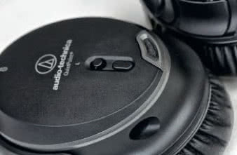 Ten niepozorny przycisk to przyszłość tego
segmentu słuchawek - pozwala dobierać stopień
tłumienia do aktualnych potrzeb.