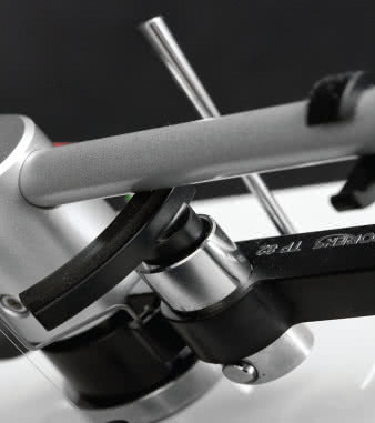 Mechanizm opuszczania ramienia nie ma tłumika,
dźwigienką trzeba operować delikatnie.