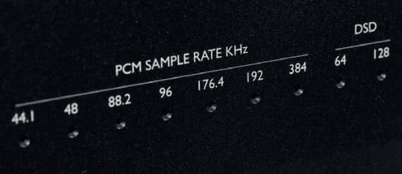 W M6s DAC zainstalowano poważny wskaźnik parametrów sygnału cyfrowego, urządzenie przyjmie sygnały do 384 kHz, które wewnątrz będą upsamplowane do 768 kHz.