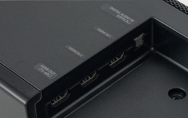 Panel przyłączeniowy koncentruje się na złączach HDMI, dwóch wejściach i jednym wyjściu (z eARC).