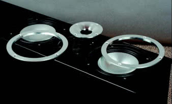 Aluminiowe pierścienie
odkręcają się jak
w starych Altusach.
Ta estetyka
w intencjach
Cantona ma
swojego młodocianego
adresata, ale
w Polsce może się
też przyjąć 
wśród zupełnie
dorosłych...