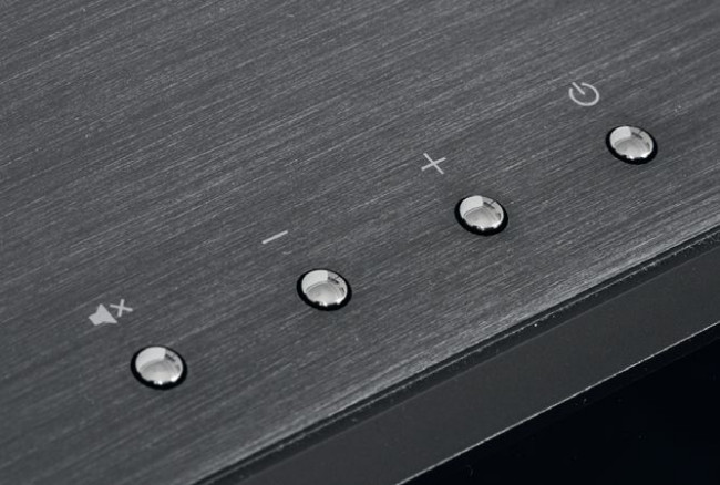 Interfejs dotykowy załatwi prawie wszystkie potrzeby, ale fizyczne przyciski też są wygodne.