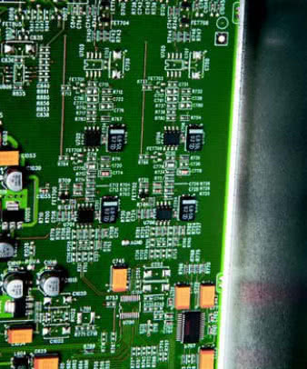 Cały układ zmontowano powierzchniowo.