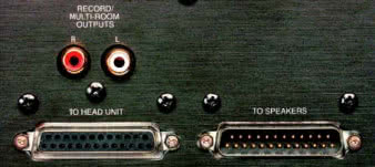 Subwoofer systemu
KIT100 zawiera wszystkie
systemowe wzmacniacze.
Połączenia pomiędzy
jednostką centralną
i kolumnami odbywają się za
pośrednictwem specjalnych
gniazd i kabli (wszystkie
w komplecie).
