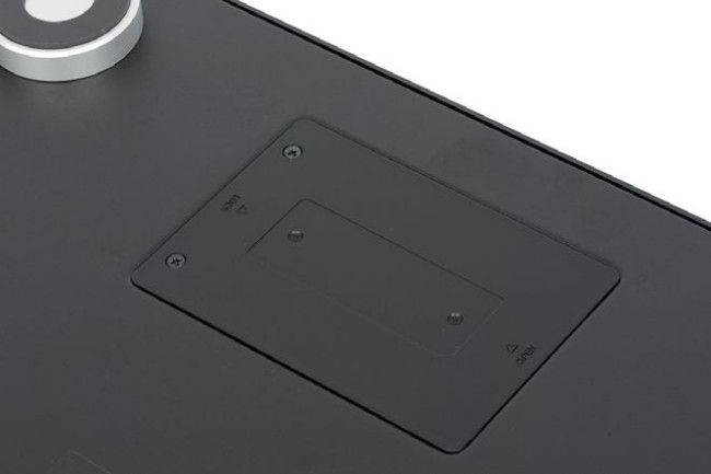 Na dolnej ściance znajduje się komora i gniazdo dla dysku twardego – dodatkowej przestrzeni na muzykę.