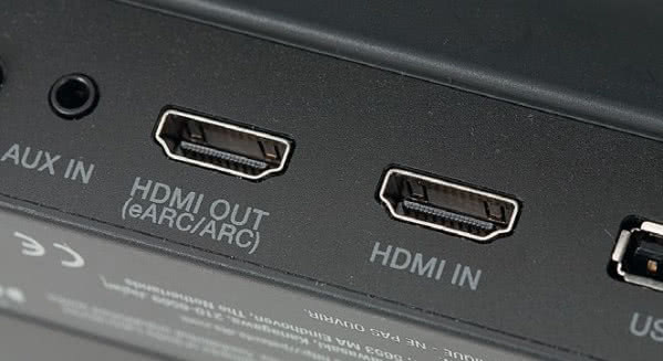 Wyjście HDMI również przyjmie sygnał dzięki kanałowi zwrotnemu eARC. Home 550 jest kompatybilny z systemem Dolby Atmos, chociaż to zaledwie układ 2.1.