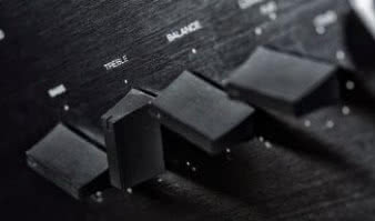 Regulacja barwy dźwięku i płynny "loudness"...