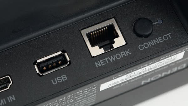 USB to nie tylko pomoc dla serwisu, soundbar odczyta stąd nawet pliki FLAC 24/192, a gdy trzeba – wyśle je dalej, do sprzętu Heos w innych pomieszczeniach.