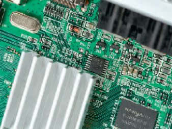 Sygnał dla wyjścia analogowego przygotowuje
stereofoniczny przetwornik AKM delta-sigma,
oczywiście 24 bit/192 kHz.