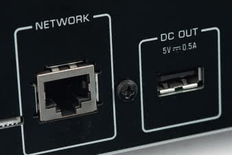 Yamaha CD-N301: Komunikacja z siecią odbywa się przez Ethernet,
ulokowane obok gniazdo USB to tylko zasilanie
dla opcjonalnego modułu Wi-Fi.