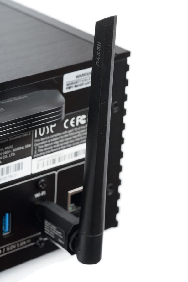 Moduł bezprzewodowej komunikacji nie jest wbudowany, ma formę przystawki, którą należy podłączyć do gniazda USB.