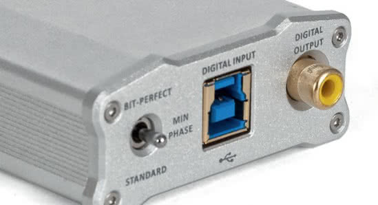 Wejście cyfrowe jest tylko jedno, za to USB występuje w wersji 3.0, gniazdo RCA jest wyjściem dla strumienia PCM (maksymalnie do 24/192). Filigranowy hebelek służy do wyboru fi ltrowania (cyfrowego lub analogowego, w zależności od typu sygnałów).