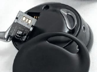 Pod deklem mocowanym na magnesiki ukryto firmowy
akumulator - wymiana beznarzędziowa.