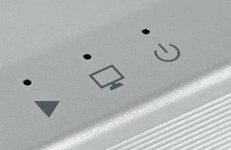 Pod niewielkimi otwora mi
kryją się diody informujące
o wielu parametrach,
w tym o częstotliwości
próbkowania, która jest
kodowana kolorami.