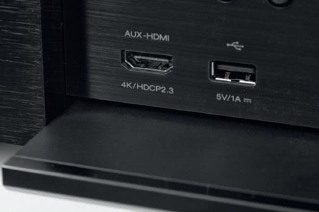 W zestawie gniazd podręcznych najważniejsze jest HDMI z obsługą sygnałów 4K. Kilka wejść na tylnej ściance wyróżniono obsługą 8K.