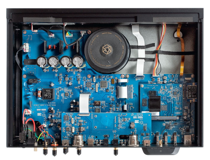 Wnętrze RS151 nie przypomina, tak jak na początku historii odtwarzaczy strumieniowych, przebudowanego komputera PC, nawiązuje jednak do nowocześniejszego świata mobilnego, smartfonów i tabletów.
