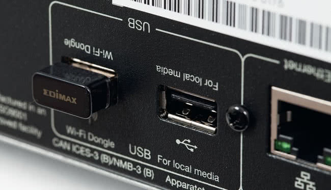 Do jednego z gniazd USB można podłączyć dodatkowy moduł Wi-Fi, drugie obsłuży dysk twardy z muzyką.