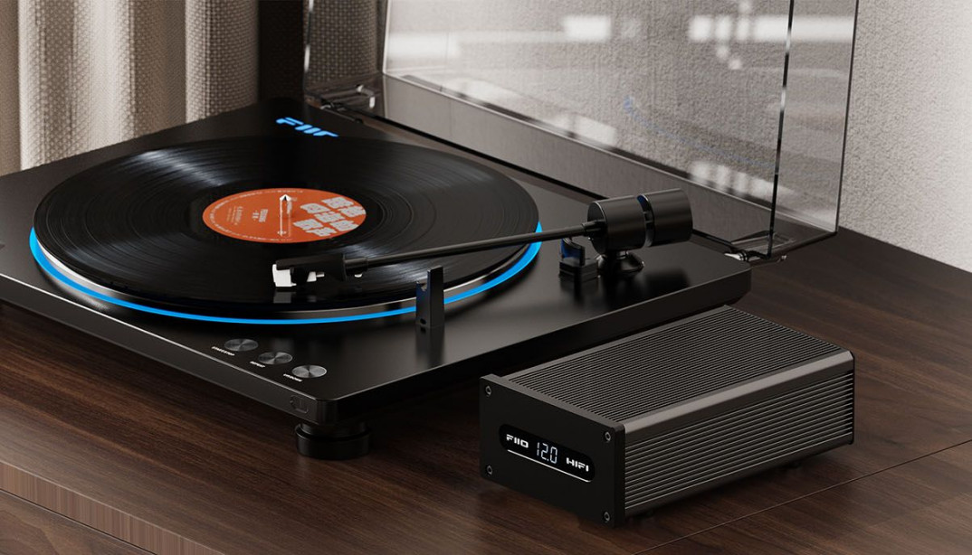 FiiO zaprezentowało gramofon - model TT13 z serii Retro