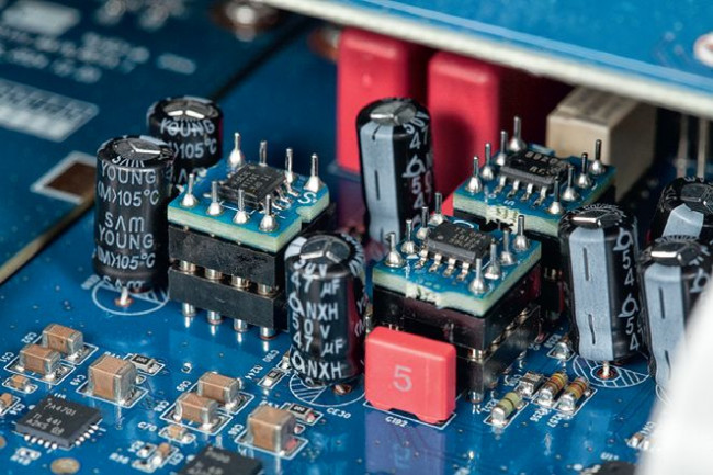 Tuż za nim widać autorskie systemy filtrów analogowych HiFi Rose NRA, oparte na scalonych wzmacniaczach operacyjnych.