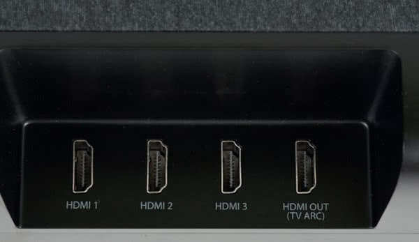 Panel połączeniowy podzielono na dwie sekcje; w jednej dominują złącza HDMI –trzy wejścia i jedno wyjście, wszystkie z obsługą 4K.