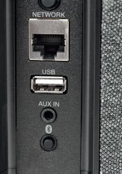 Kompletne wyposażenie w sferze przyłączeniowej składa się z wejścia USB (z możliwością odtwarzania muzyki, również w środowisku strefowym) oraz wejścia analogowego.