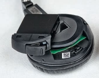 Akumulatorek na czas ładowania można zostawić
podpięty do laptopa, a słuchawek dalej używać
przewodowo.