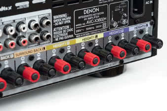 Tym razem jest dziewięć końcówek mocy,
terminali aż jedenaście (par), co zapewnia
dużą elastyczność instalacyjną.