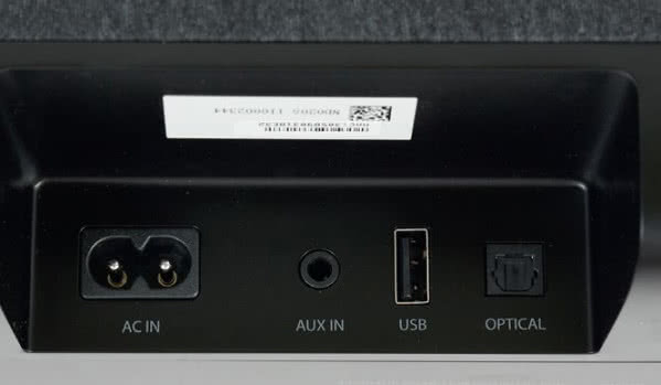 W drugim znalazły się wejścia analogowe i cyfrowe optyczne, USB (odczytuje pliki audio) i gniazdo zasilające.