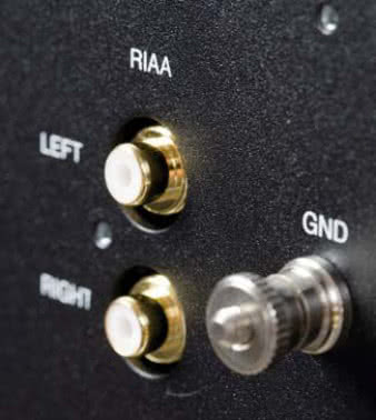 Wejście gramofonowe wyróżniono lepszymi
gniazdami RCA.