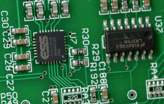 Zadanie głównego układu konwertującego sygnały cyfrowe na analogowe przypadło układowi ESS Technology ES9010 (w odmianie "mobilnej").